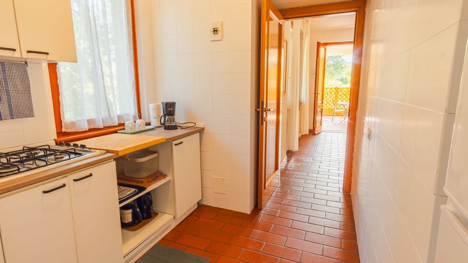House, Private Bathroom, Lake View (vacanze lago di garda) | Private kitchen | Highchair