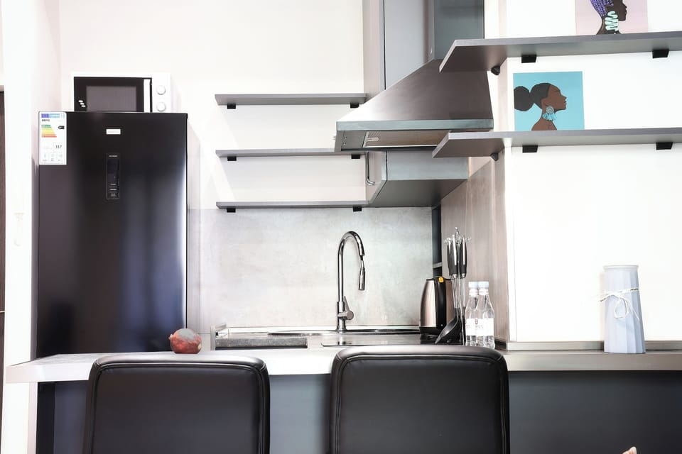 Fridge, cookware/dishes/utensils
