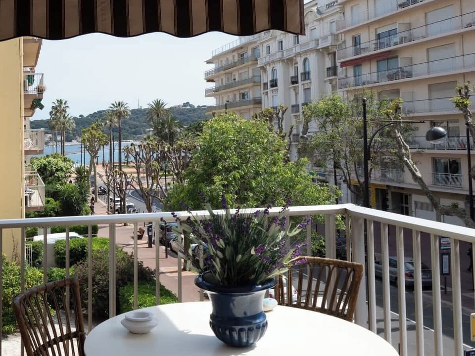 Vue du balcon sur la mer.