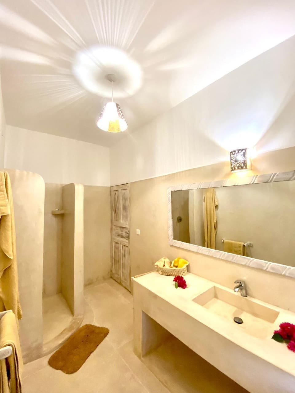 Economy Double Room, 1 Double Bed, Non Smoking, Garden View | Bathroom | Shower, hair dryer, bathrobes, bidet