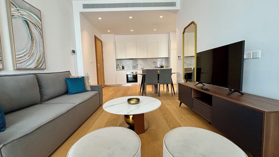 Deluxe Apartment, City View | Living area