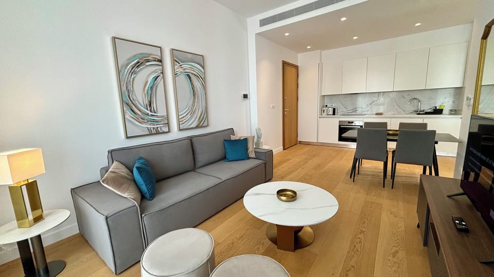 Deluxe Apartment, City View | Living area