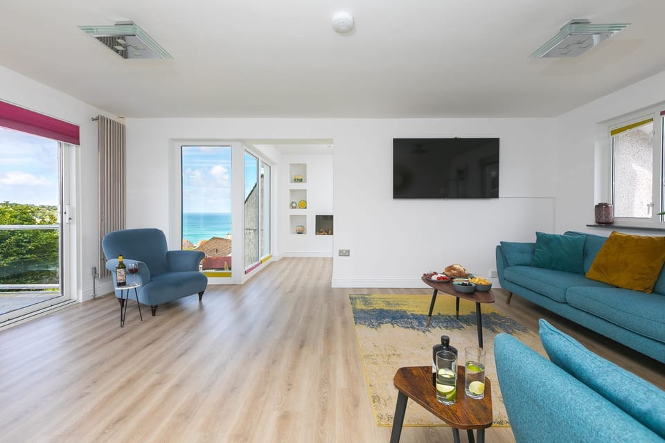 Bright and spacious living space - Ocean Parc