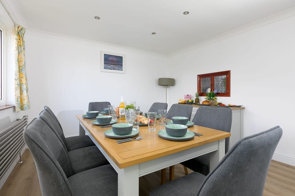 Large dining table - Ocean Parc