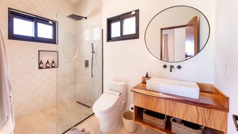 Shower, free toiletries, hair dryer, bidet