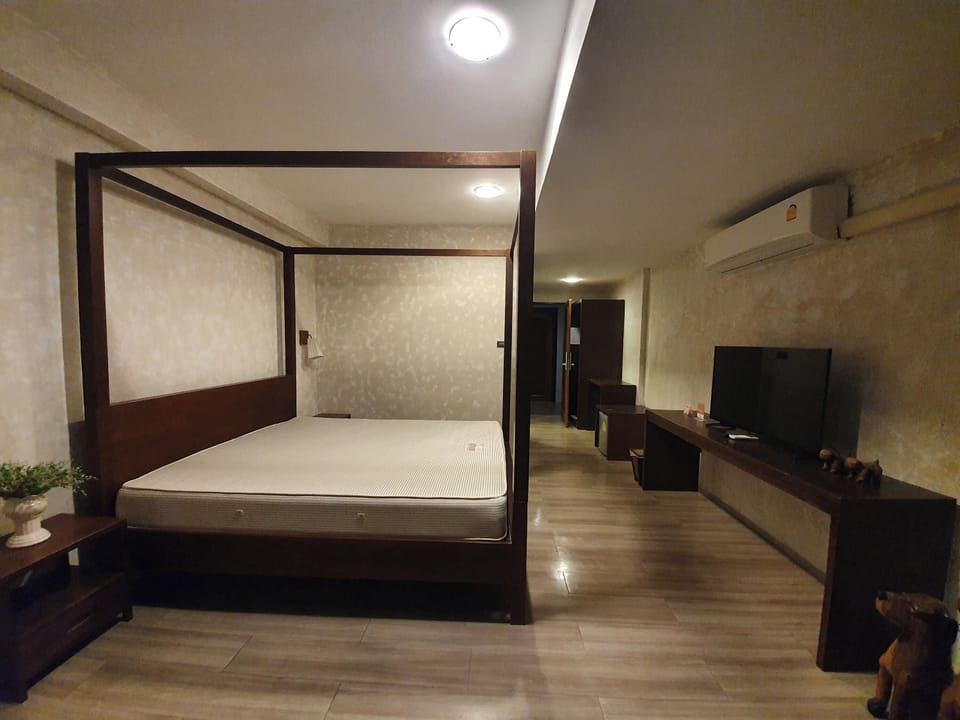 Superior Room, 1 King Bed | Blackout drapes, iron/ironing board (on request), WiFi (free)