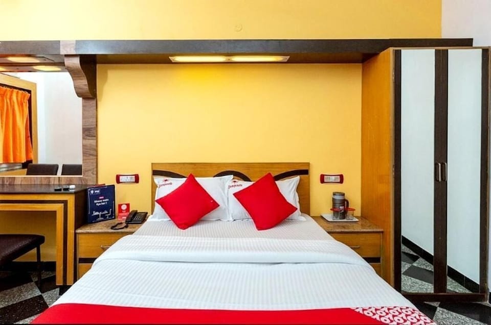 Desk, soundproofing, free WiFi, bed sheets