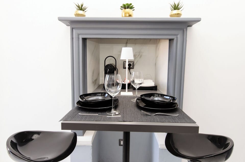 Apartment, Courtyard View | Private kitchen | Full-size fridge, microwave, oven, stovetop