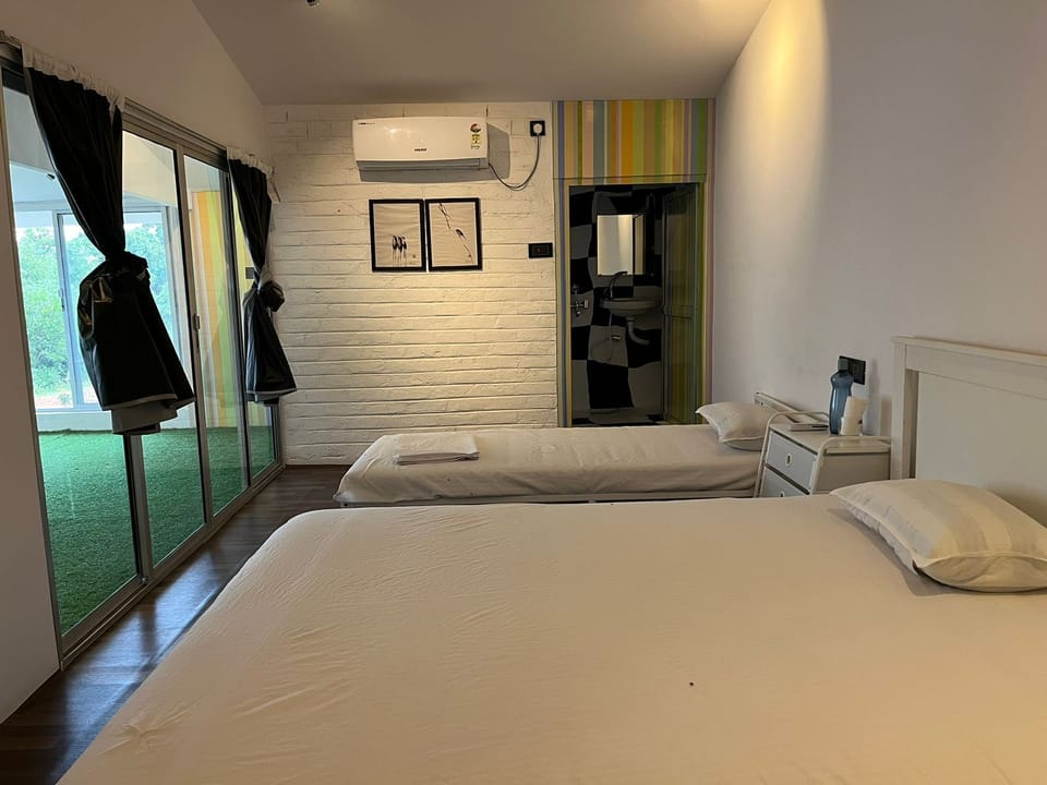 Deluxe Triple Room | Laptop workspace, free WiFi