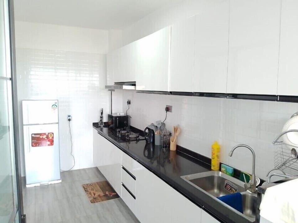 Classic Apartment | Private kitchen | Full-size fridge, microwave, oven, blender