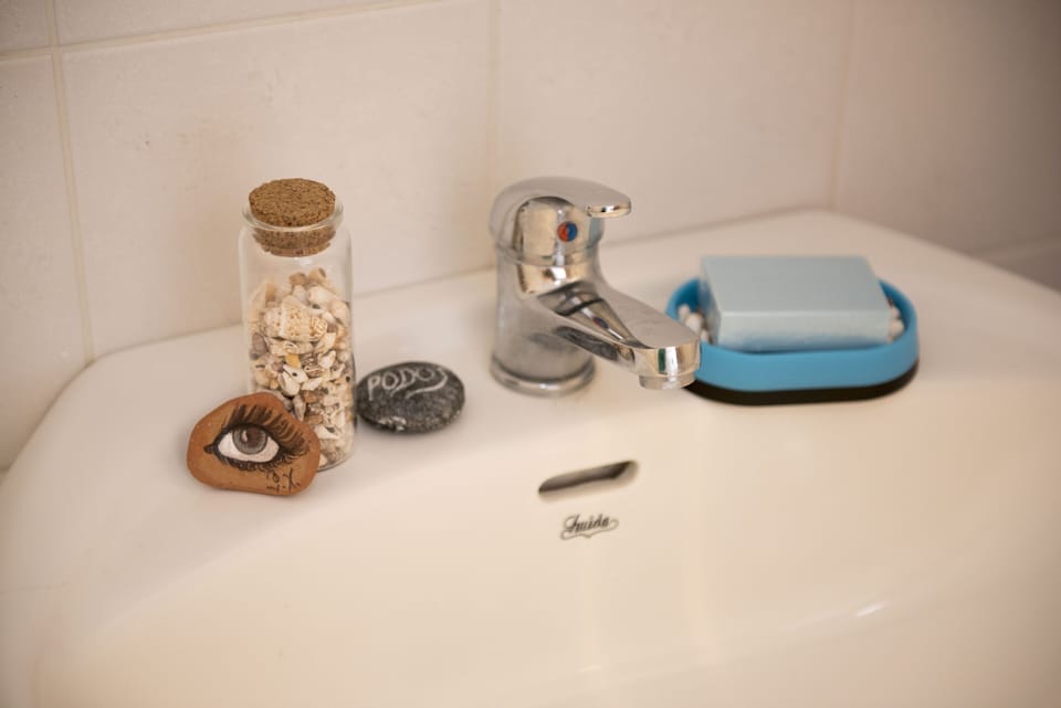Classic Studio, 2 Twin Beds, Kitchenette, Garden View | Bathroom amenities | Combined shower/tub, rainfall showerhead, hair dryer, towels