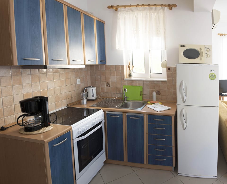 Classic Apartment | Private kitchen | Full-size fridge, microwave, espresso maker, electric kettle