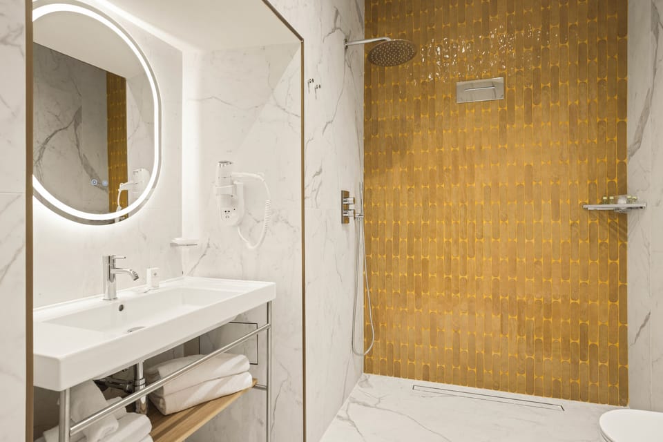 Superior Double Room, Courtyard View | Bathroom | Hair dryer, slippers, bidet, towels