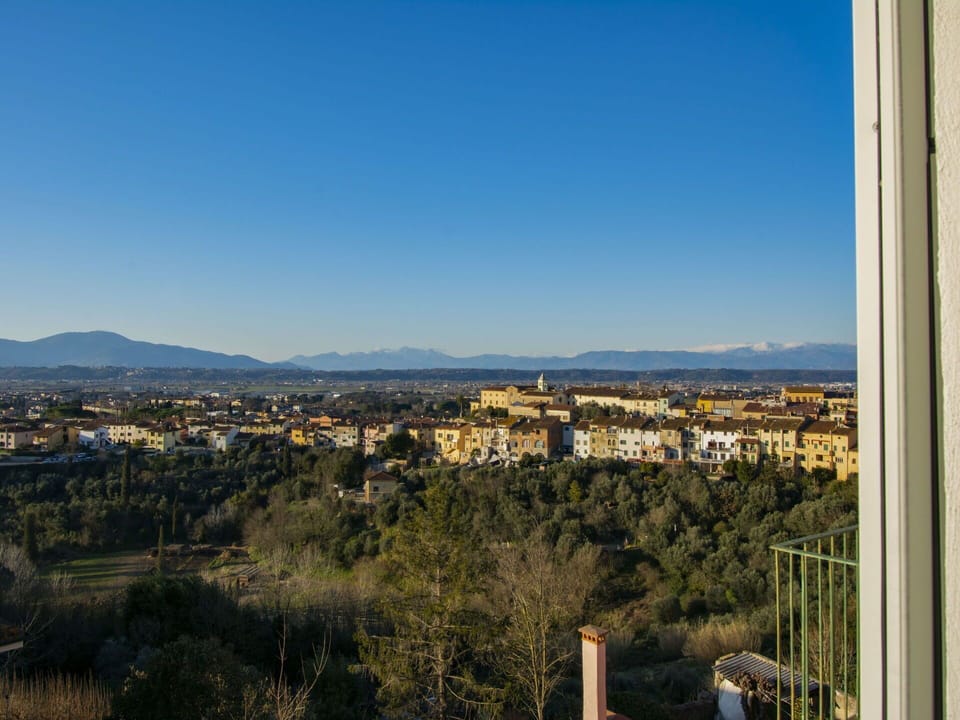 Daytime, Horizon, Urban Area, Residential Area, Roof, Human Settlement, Morning, Suburb, Evening, Skyline