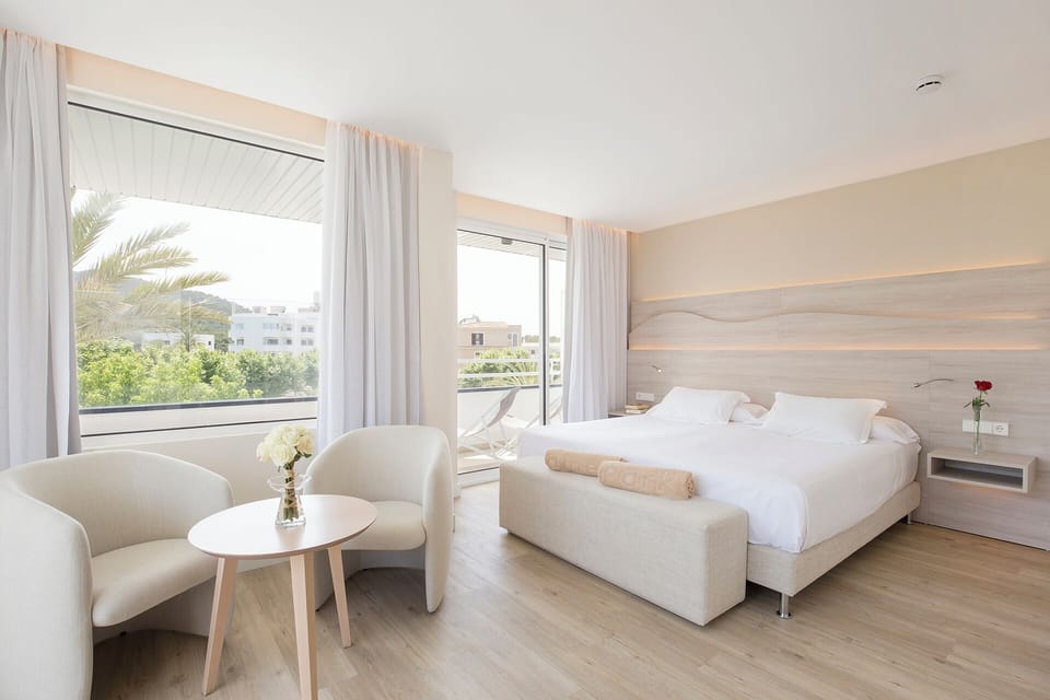 Junior Suite (Privilege) | Down comforters, minibar, in-room safe, desk