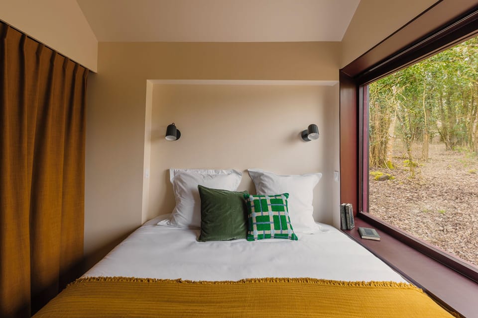 Egyptian cotton sheets, premium bedding, pillowtop beds, desk