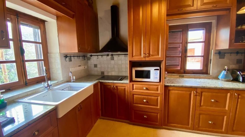 Romantic Studio Suite, Patio, Courtyard View | Private kitchen | Fridge, microwave, stovetop, dishwasher