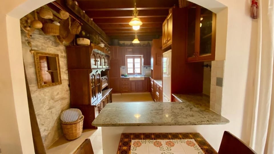 Romantic Studio Suite, Patio, Courtyard View | Private kitchen | Fridge, microwave, stovetop, dishwasher