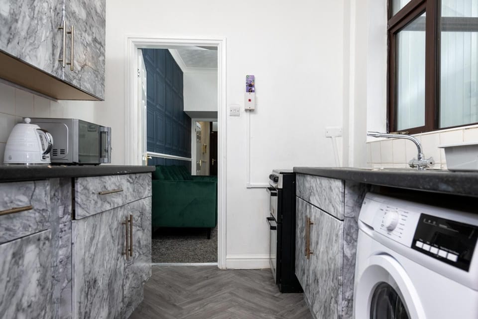 House | Private kitchen | Fridge, microwave, oven, stovetop