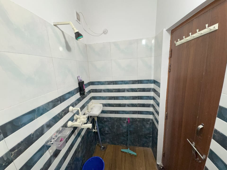 Deluxe Room | Bathroom | Free toiletries, towels, soap, shampoo