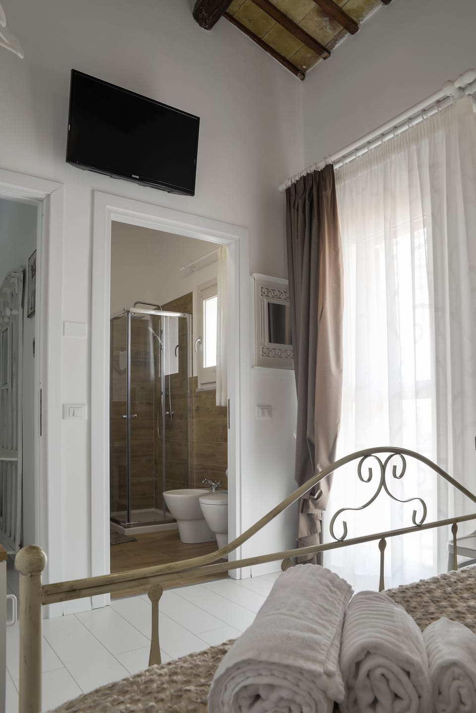 Shower, free toiletries, hair dryer, bidet