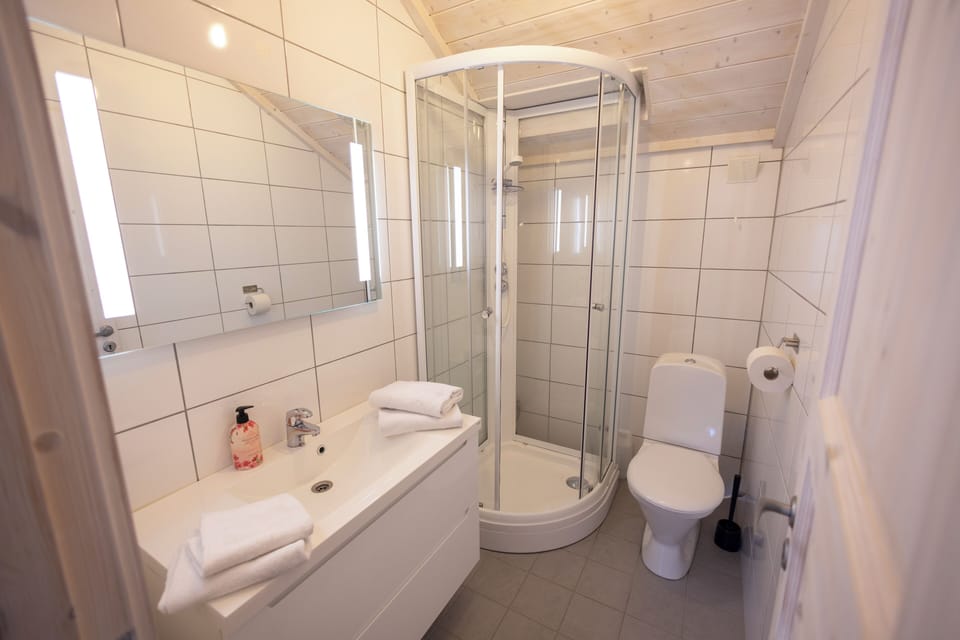 Superior Cabin, 1 Bedroom, Terrace, Bay View | Bathroom | Hair dryer, towels, soap, shampoo