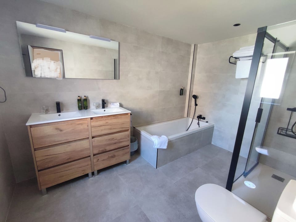 Family Quadruple Room | Bathroom | Shower, hair dryer, towels, soap