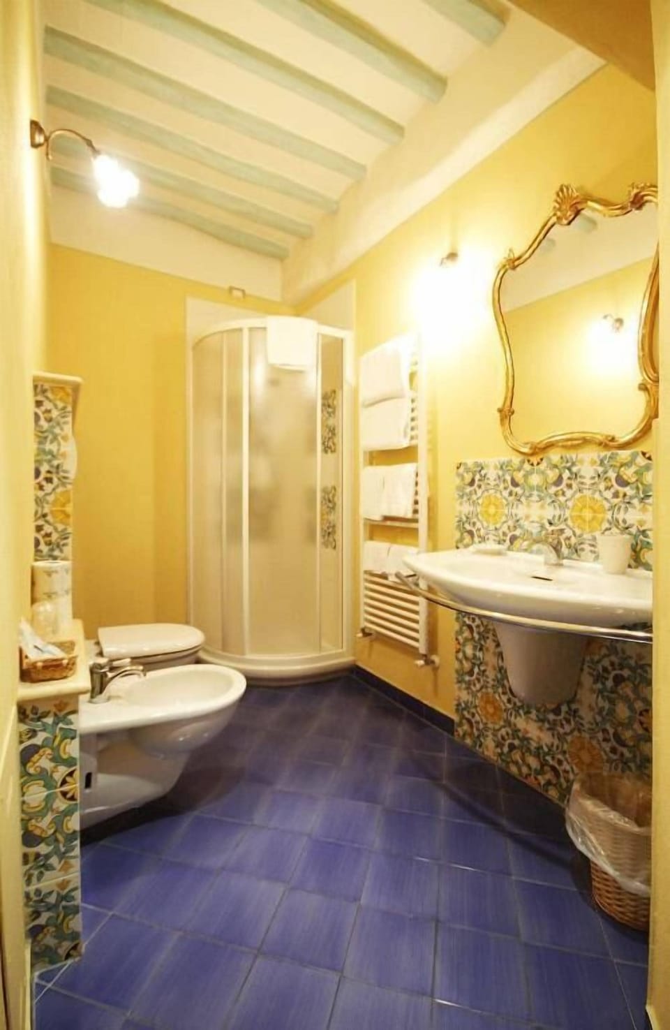 Suite | Bathroom | Shower, hair dryer, bidet, towels