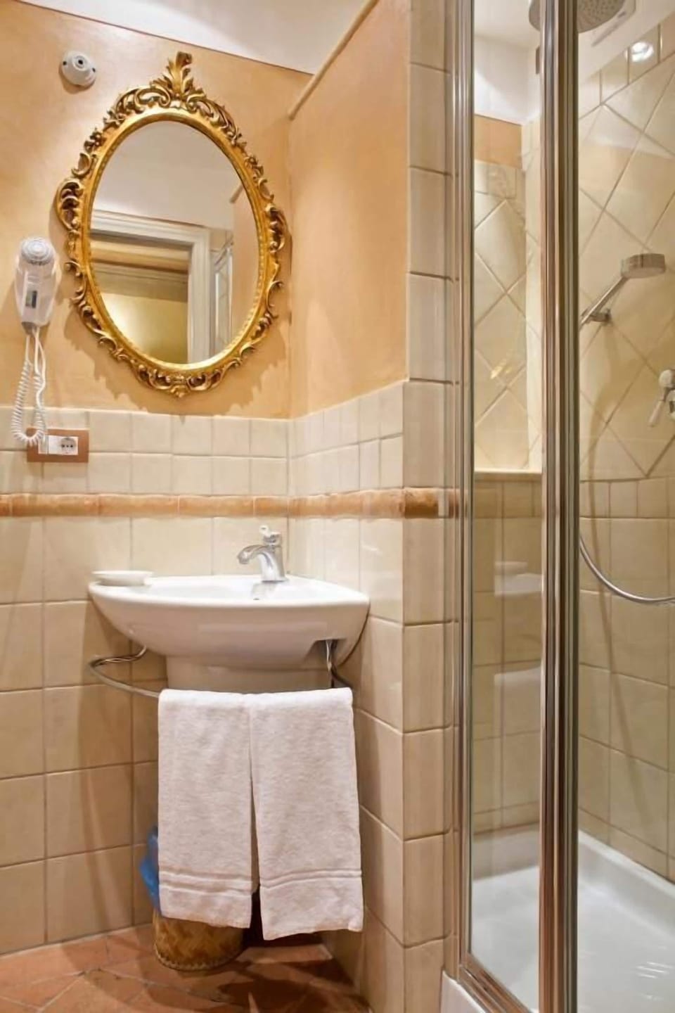 Suite | Bathroom | Shower, hair dryer, bidet, towels