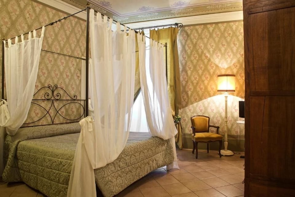 Classic Room, 1 Queen Bed with Sofa bed | Iron/ironing board, free WiFi