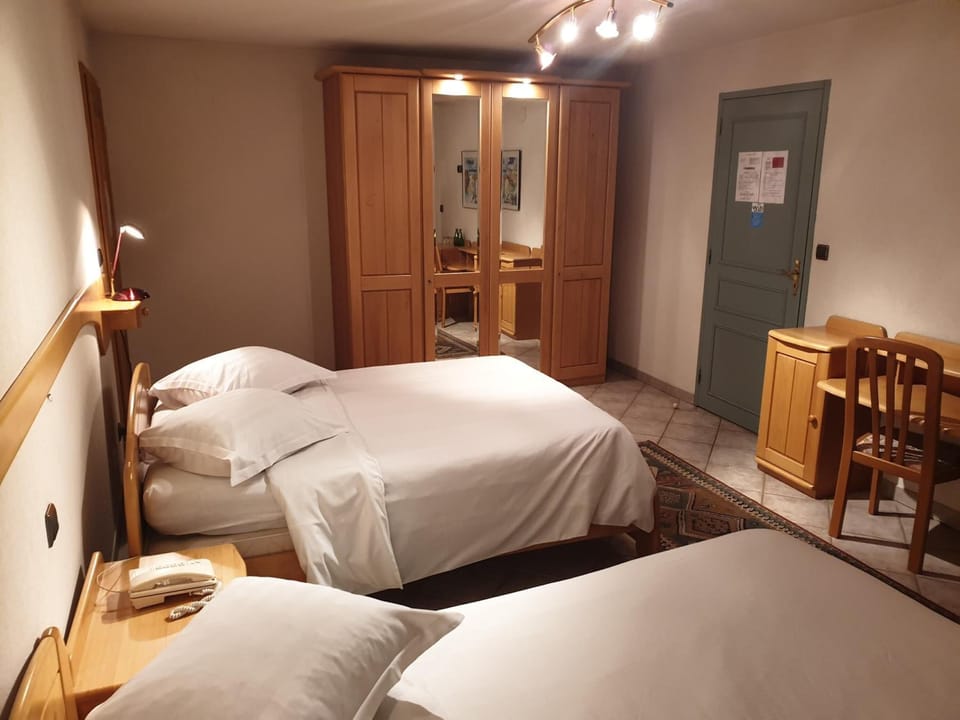 Minibar, desk, WiFi (free), bed sheets