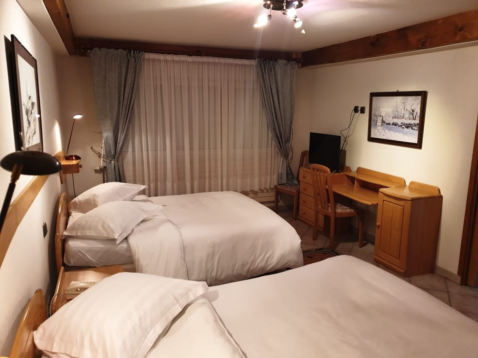 Suite | Minibar, desk, WiFi (free), bed sheets