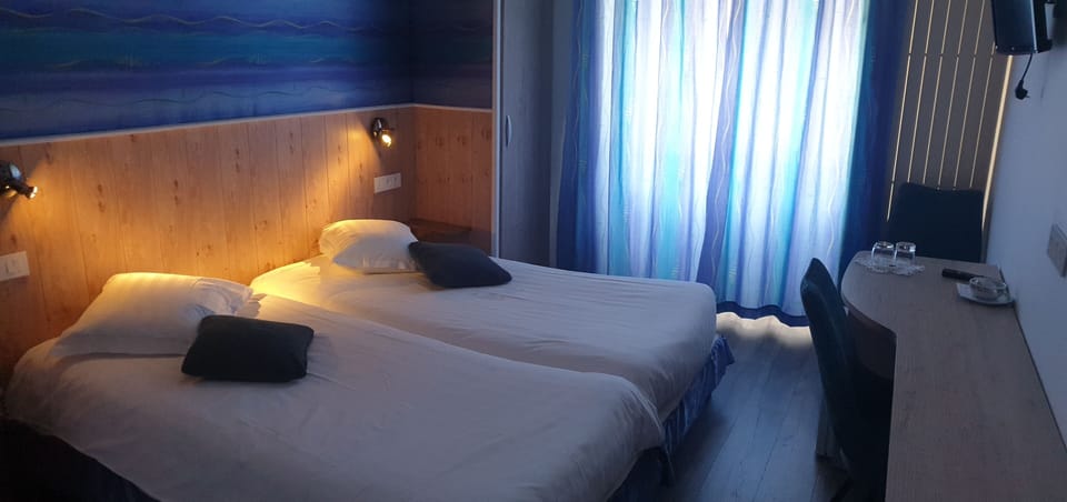 Double Room | Minibar, desk, WiFi (free), bed sheets