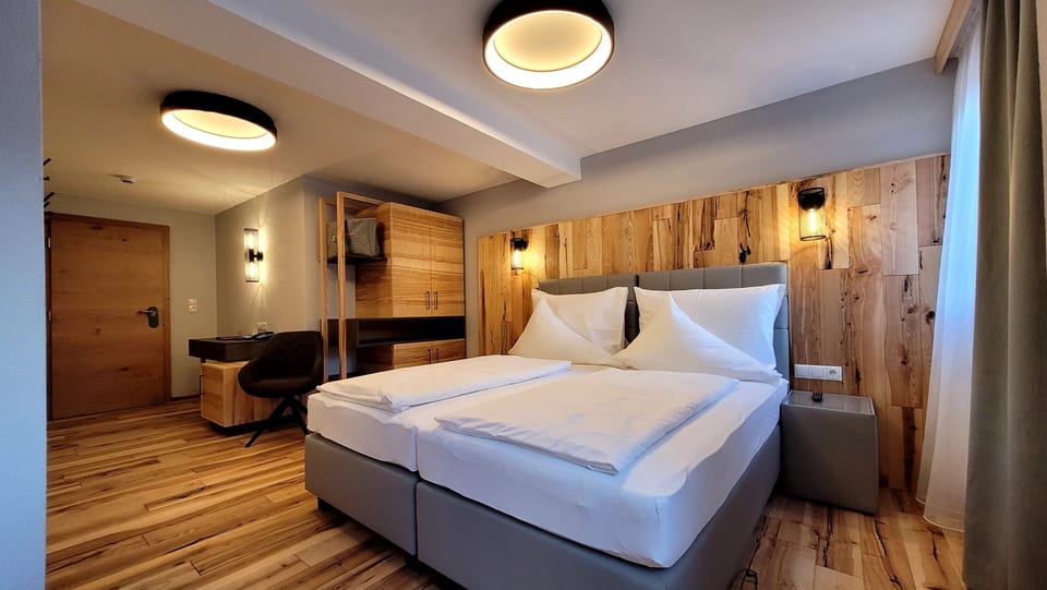 Basic Room | Hypo-allergenic bedding, in-room safe, desk, laptop workspace