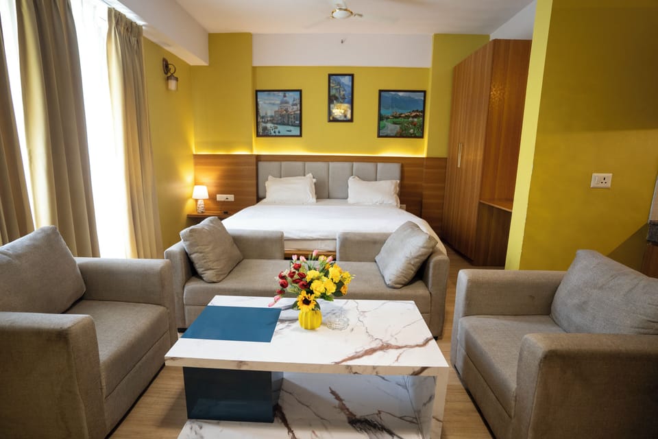 Deluxe Studio, City View | Desk, laptop workspace, free WiFi