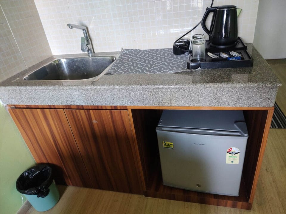 Deluxe Studio, City View | Private kitchen | Mini-fridge, dishwasher, cookware/dishes/utensils