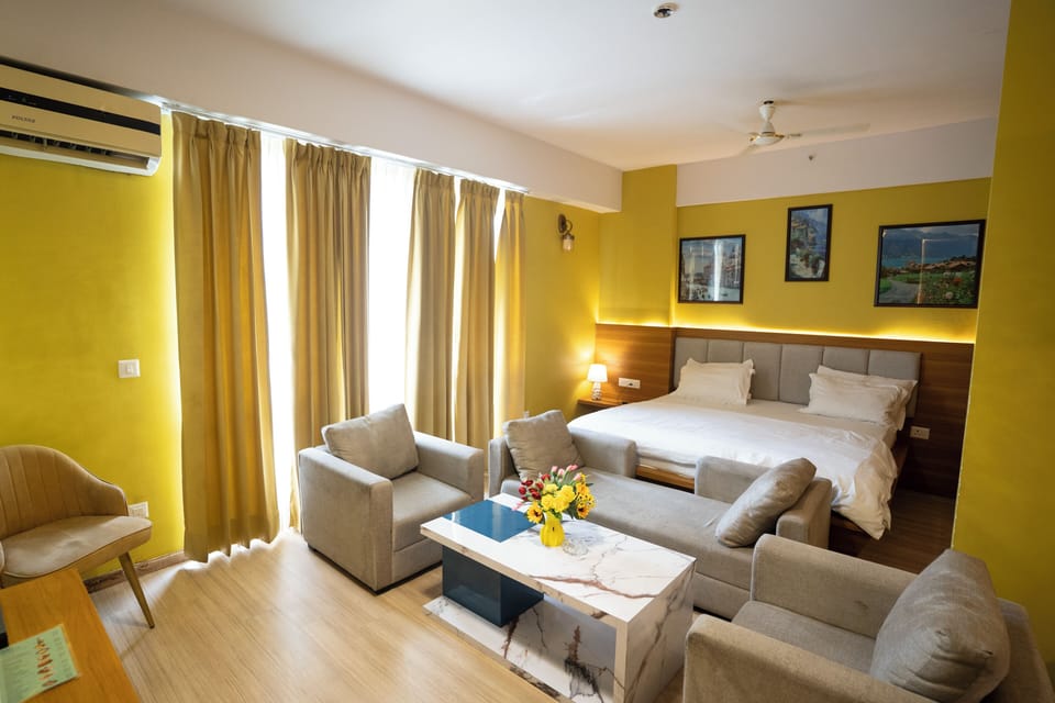 Deluxe Studio, City View | Desk, laptop workspace, free WiFi