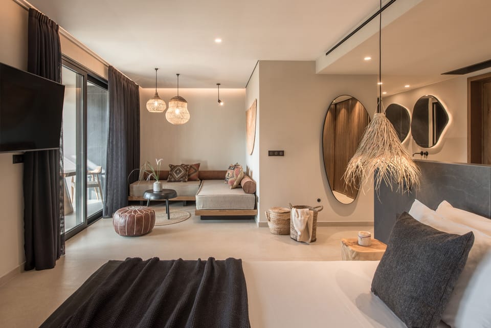 Suite with Jacuzzi | Desk, blackout drapes, free WiFi, bed sheets