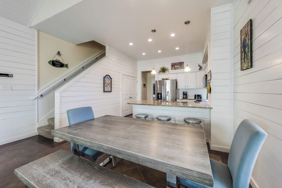 Dining Area - Cozy dining area offering the perfect space for sharing family meals or enjoying a hearty breakfast before the beach