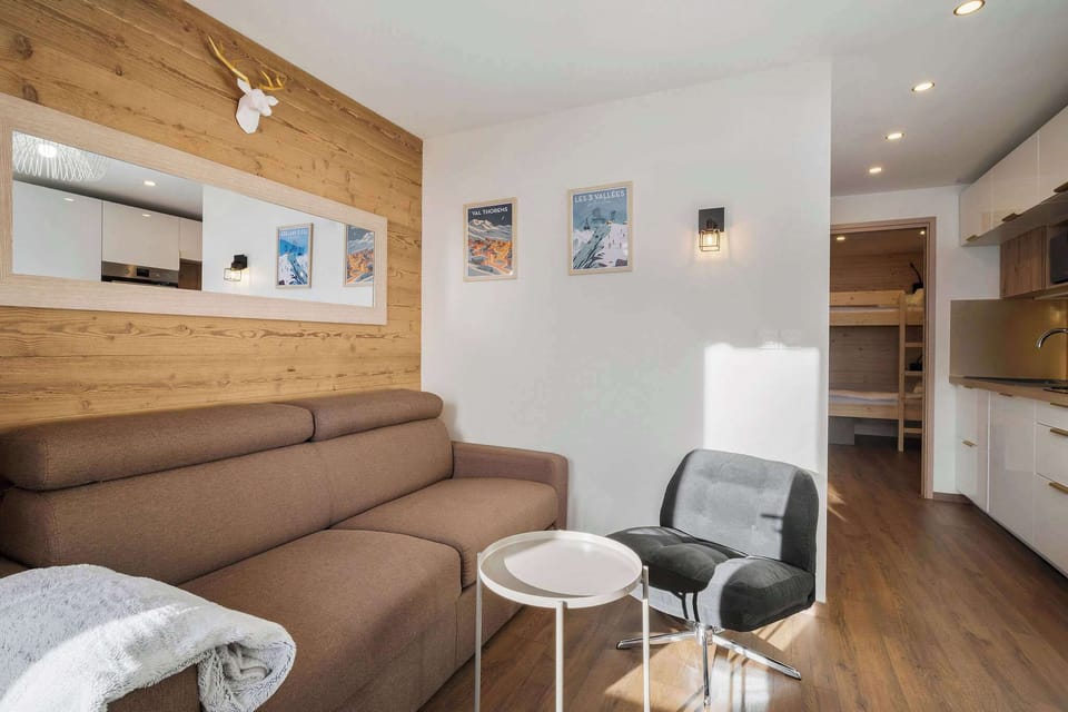 Sunny balcony facing snowy slopes – panoramic 3 Vallées views from our Val Thorens vacation apartment.