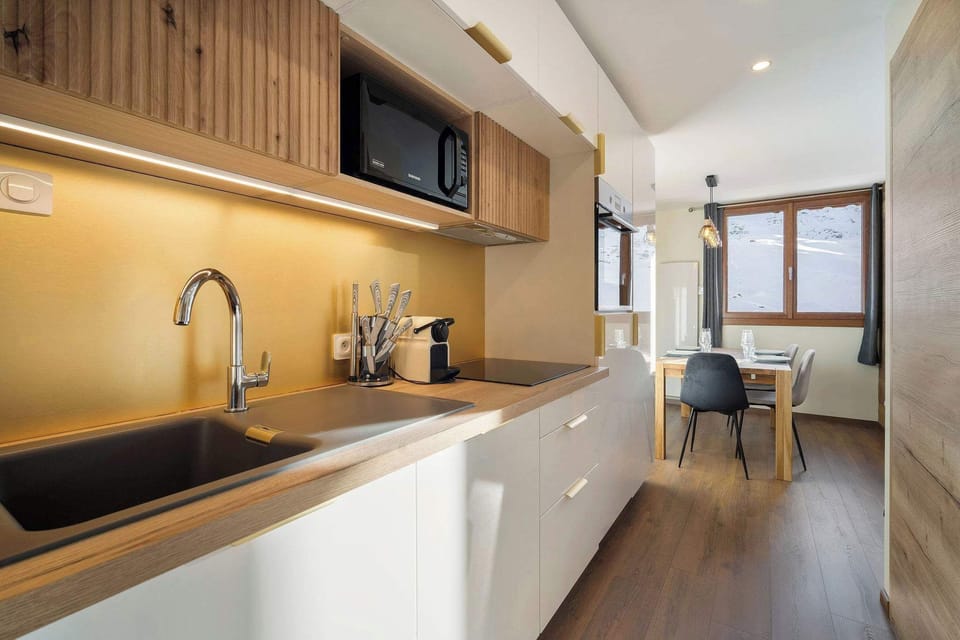 Fully equipped kitchen – hob, oven, microwave, coffee machine & cookware for self-catering in Val Thorens.