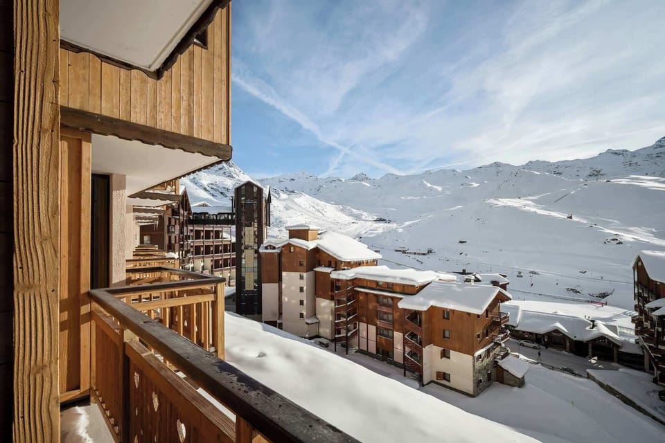 Relaxing lounge nook – comfy seating for après-ski in a central Val Thorens self-catering apartment.