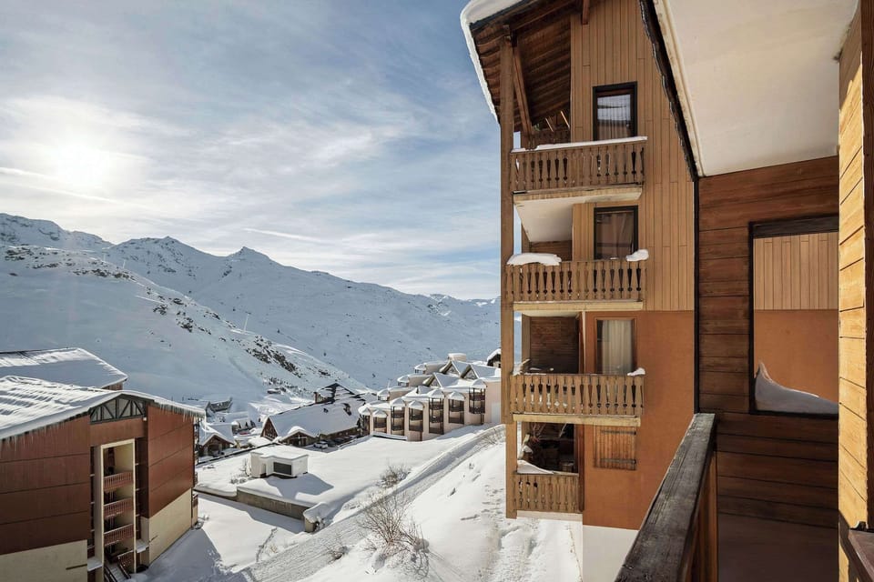 Bright living area with balcony access – mountain-view ski accommodation in Val Thorens