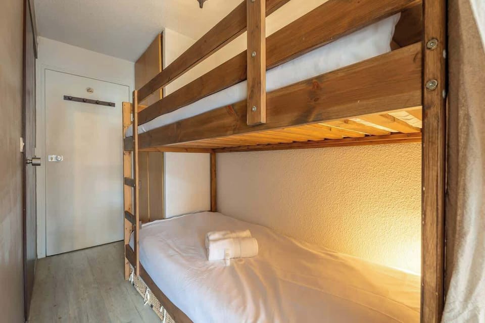 Draps frais et serviettes propres, accès direct à la salle de bains et aux toilettes.