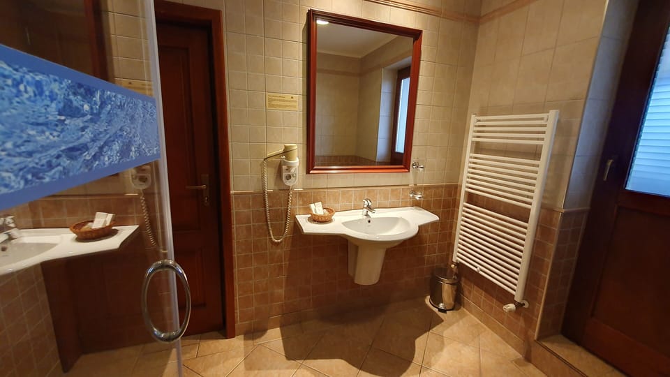 Superior Double Room | Hypo-allergenic bedding, Select Comfort beds, minibar, desk