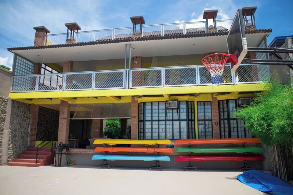 1 kayak free to rent and basketball