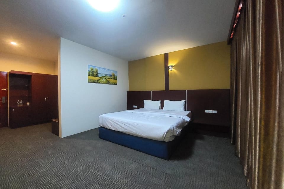 Family Room, 1 King Bed | In-room safe, desk, laptop workspace, blackout drapes