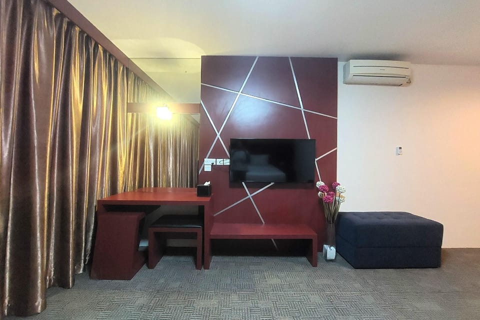 Family Room, 1 King Bed | In-room safe, desk, laptop workspace, blackout drapes