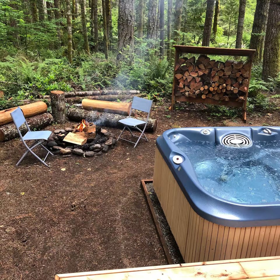 Hot tub is only for guests of this cabin