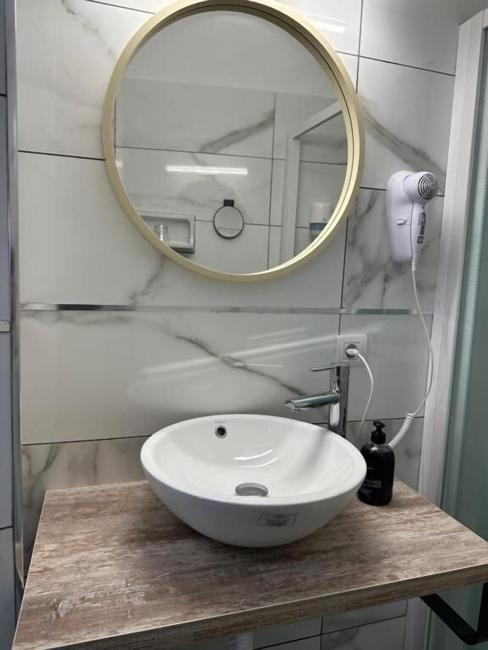 Deluxe Double Room, Balcony, City View | Bathroom | Shower, hair dryer, towels, shampoo